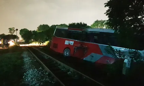 Xe chở học sinh va chạm tàu hỏa - 7 học sinh bị thương